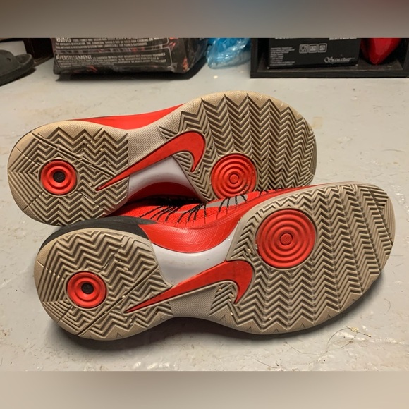 Men's Nike Hyperdunk 2013, red/black in colour, size 9 - Picture 4 of 7